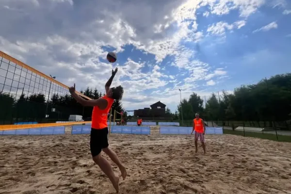 Trwa Turniej Plażowej Piłki Siatkowej o Puchar Burmistrza Gminy Miłosław w Orzechowie