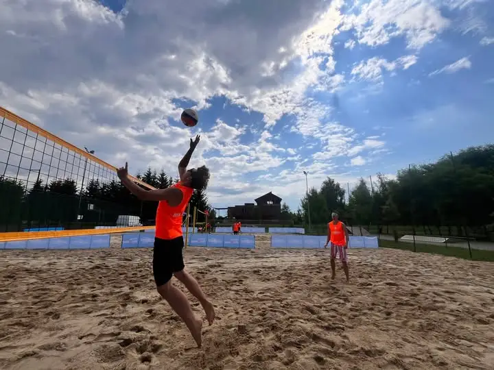 Trwa Turniej Plażowej Piłki Siatkowej o Puchar Burmistrza Gminy Miłosław w Orzechowie
