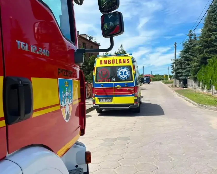 Zdarzenie drogowe w Pyzdrach – interwencja służb na ul. Farnej