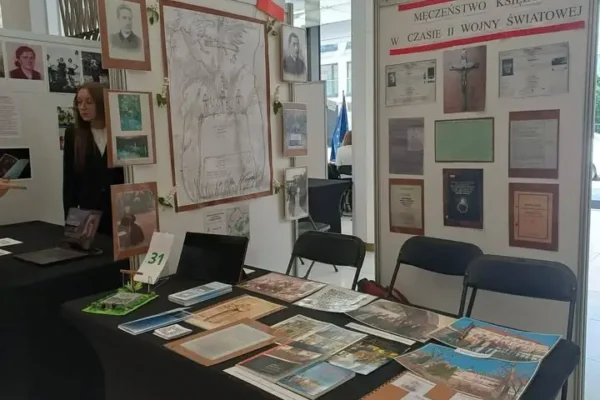 Uczniowie z Pyzdr badają historię grobu w Kruszynach w ramach projektu Instytutu Pileckiego