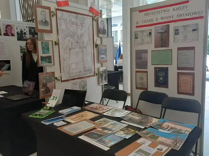 Uczniowie z Pyzdr badają historię grobu w Kruszynach w ramach projektu Instytutu Pileckiego