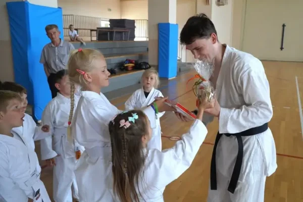 Zakończenie roku szkolnego na treningach karate – podziękowania i wakacyjny nastrój
