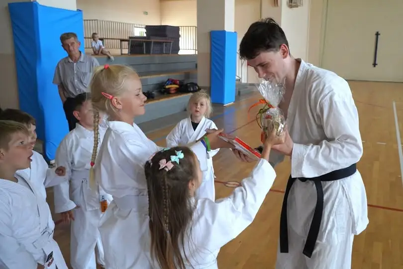 Zakończenie roku szkolnego na treningach karate – podziękowania i wakacyjny nastrój