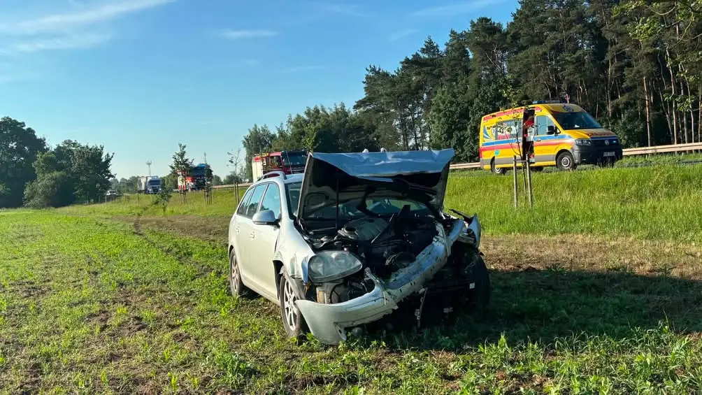 OSP Nekla interweniowała przy zwisającym konarze, wypadku na DK92 i monitoringu pożarowym