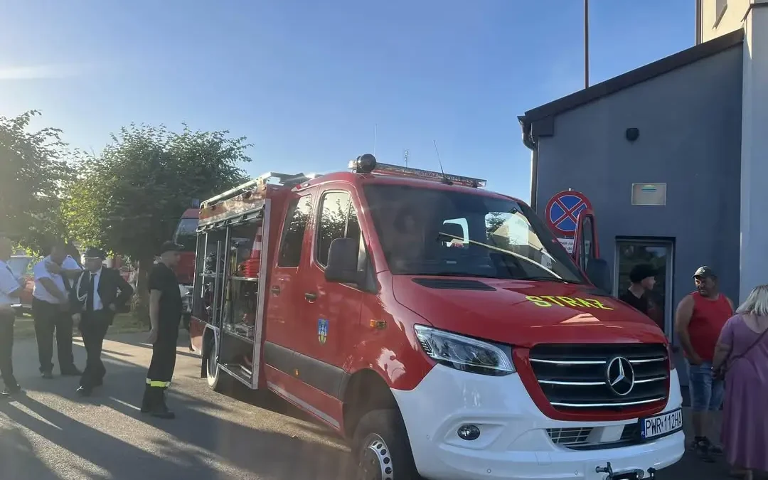 OSP Pyzdry z dumą uczestniczyła w przekazaniu nowego wozu dla OSP Lisewo