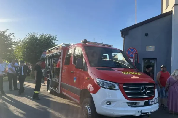 OSP Pyzdry z dumą uczestniczyła w przekazaniu nowego wozu dla OSP Lisewo
