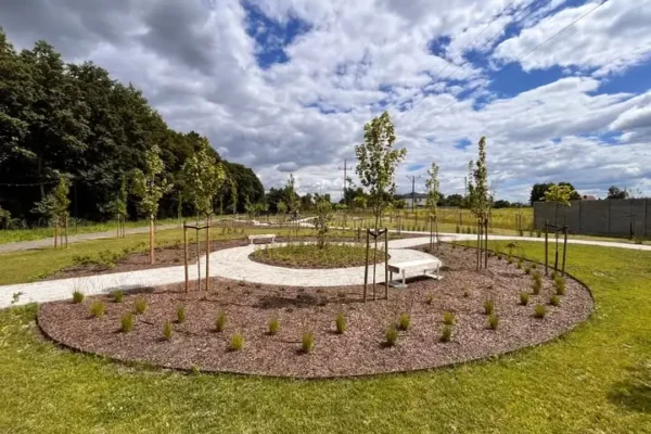 Park kieszonkowy i ogród sensoryczny w Nekli – pierwszy sezon zieleni