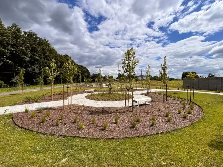 Park kieszonkowy i ogród sensoryczny w Nekli – pierwszy sezon zieleni