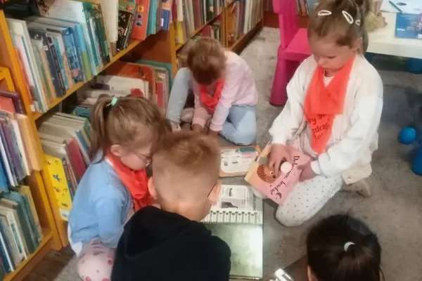 Przedszkolaki z Pyzdr podziękowały bibliotece za współpracę