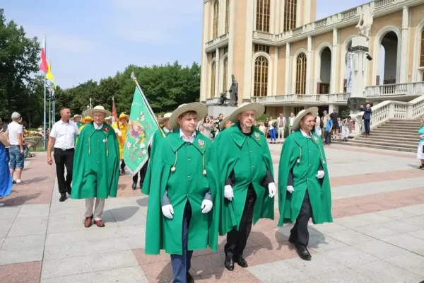 Poświęcenie sztandaru Koła Pszczelarzy w Pyzdrach podczas Zjazdu w Licheniu