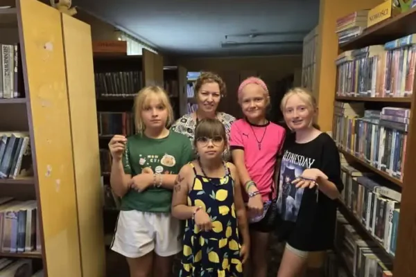 Koraliki w Grabowie Królewskim – warsztaty rękodzieła w bibliotece