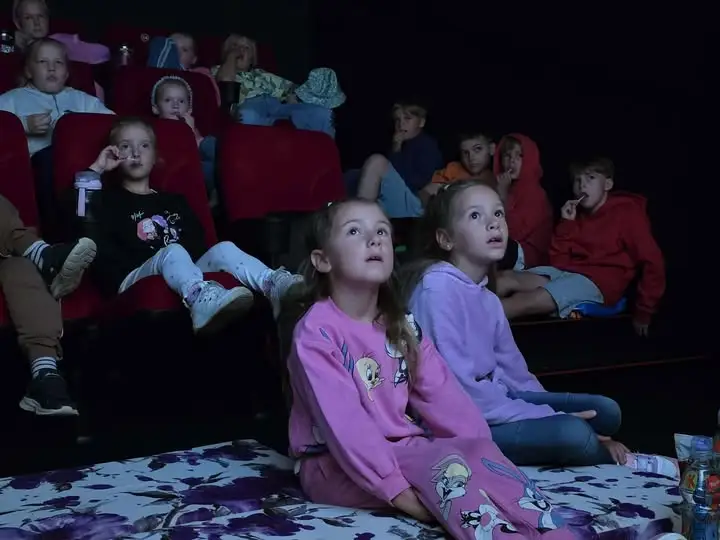 Kino za Rogiem w Kołaczkowie pękało w szwach – „Dzika ekipa” przyciągnęła tłumy
