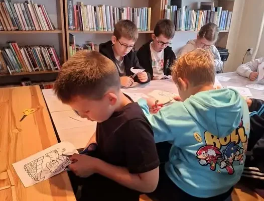 Wakacyjne zajęcia biblioteczne w Sokolnikach – podróż do Azji