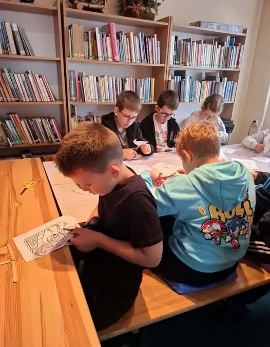 Wakacyjne zajęcia biblioteczne w Sokolnikach – podróż do Azji