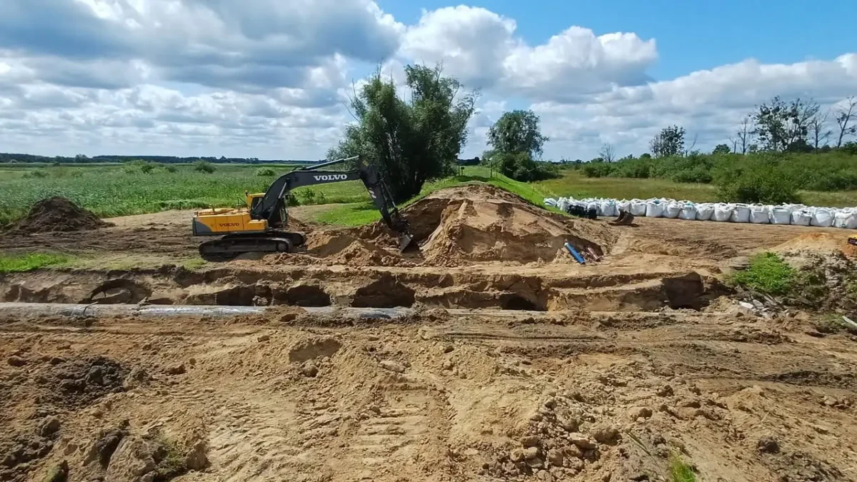 Modernizacja wałów przeciwpowodziowych Warty w Pyzdrach postępuje