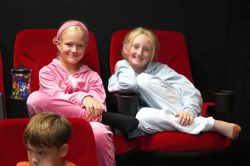 Kino za Rogiem w Kołaczkowie: seans „Smok życzeń” mimo niepogody