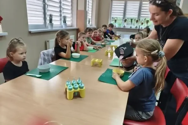 Słodkie eksperymenty w Gorazdowie – dzieci tworzyły lody i bąbelki