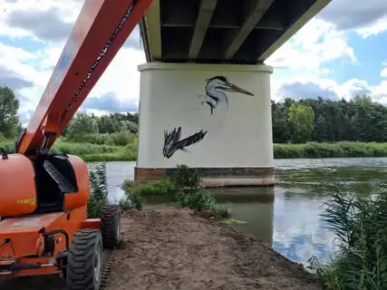 Nowy mural na moście w Pyzdrach – czapla siwa ozdobą nadwarciańskiego krajobrazu