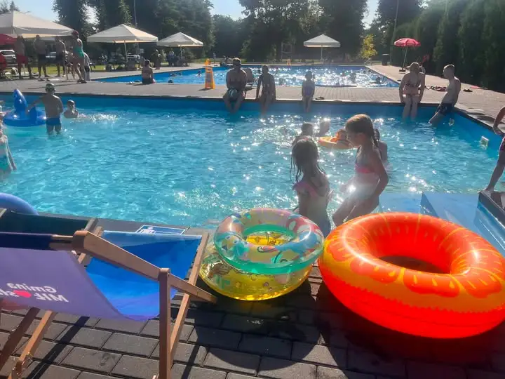 Basen w Orzechowie zaprasza na letni odpoczynek – codziennie od 10:00 do 18:00