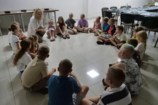 Neonowe eksperymenty w Nekli – dzieci stworzyły świecące slime’y