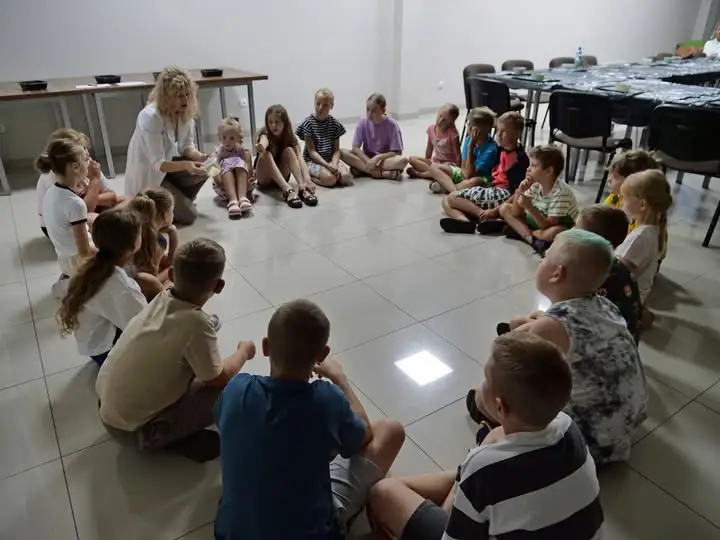 Neonowe eksperymenty w Nekli – dzieci stworzyły świecące slime’y