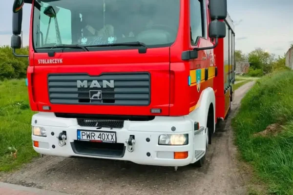Szkło na drodze w Tarnowie – interwencja OSP Pyzdry