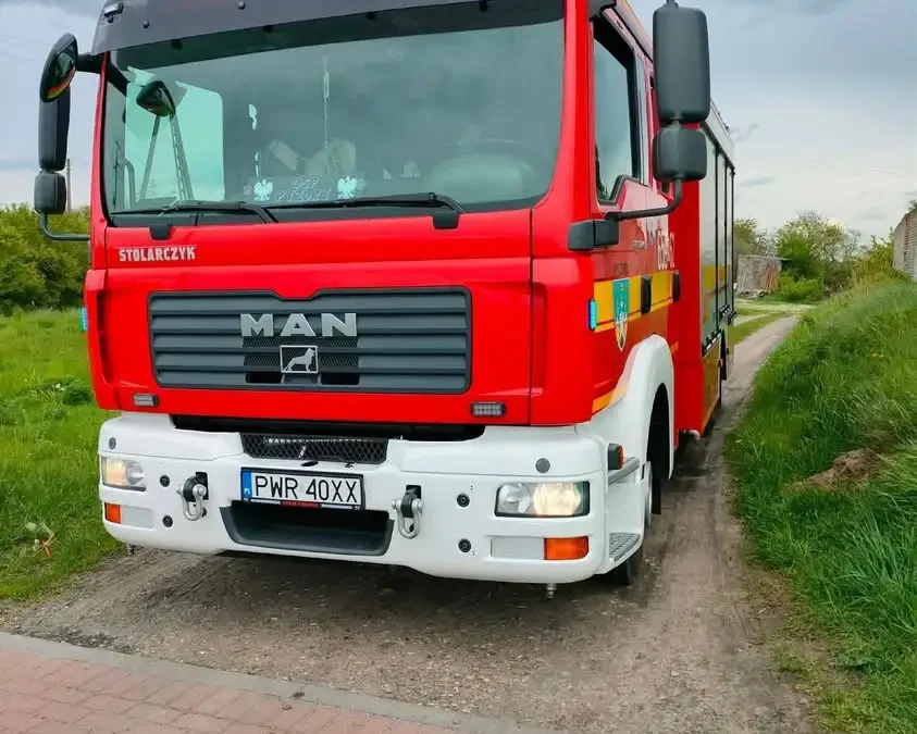 Szkło na drodze w Tarnowie – interwencja OSP Pyzdry