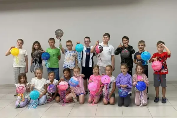 Warsztaty lampionów w Nekli – kreatywne zakończenie akcji „Lato w Mieście”