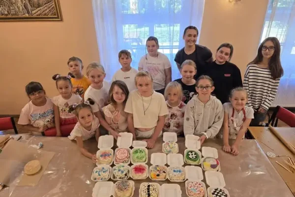 Słodkie warsztaty w GOK Kołaczkowo: dzieci tworzyły kolorowe torty