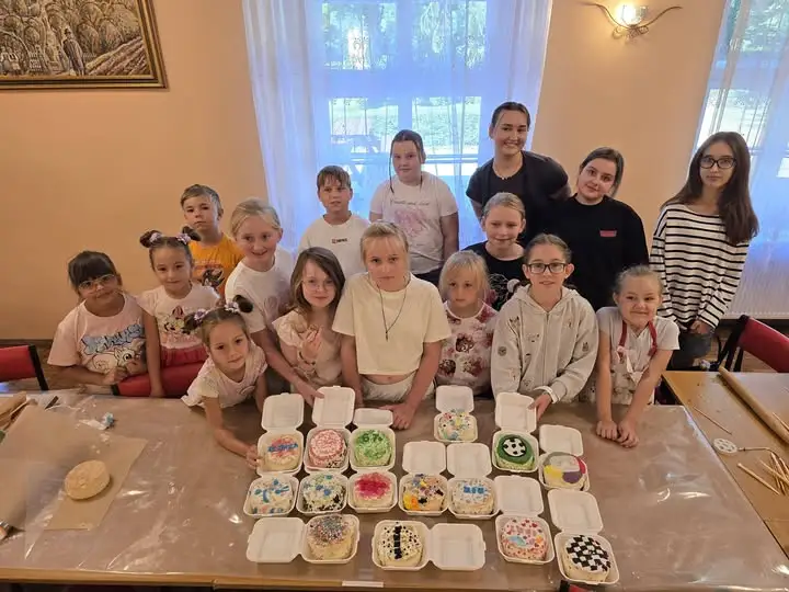 Słodkie warsztaty w GOK Kołaczkowo: dzieci tworzyły kolorowe torty