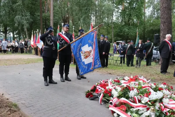 Hołd dla bohaterów: delegacje OSP Nekla upamiętniły historię Armii Krajowej i Sybiraków