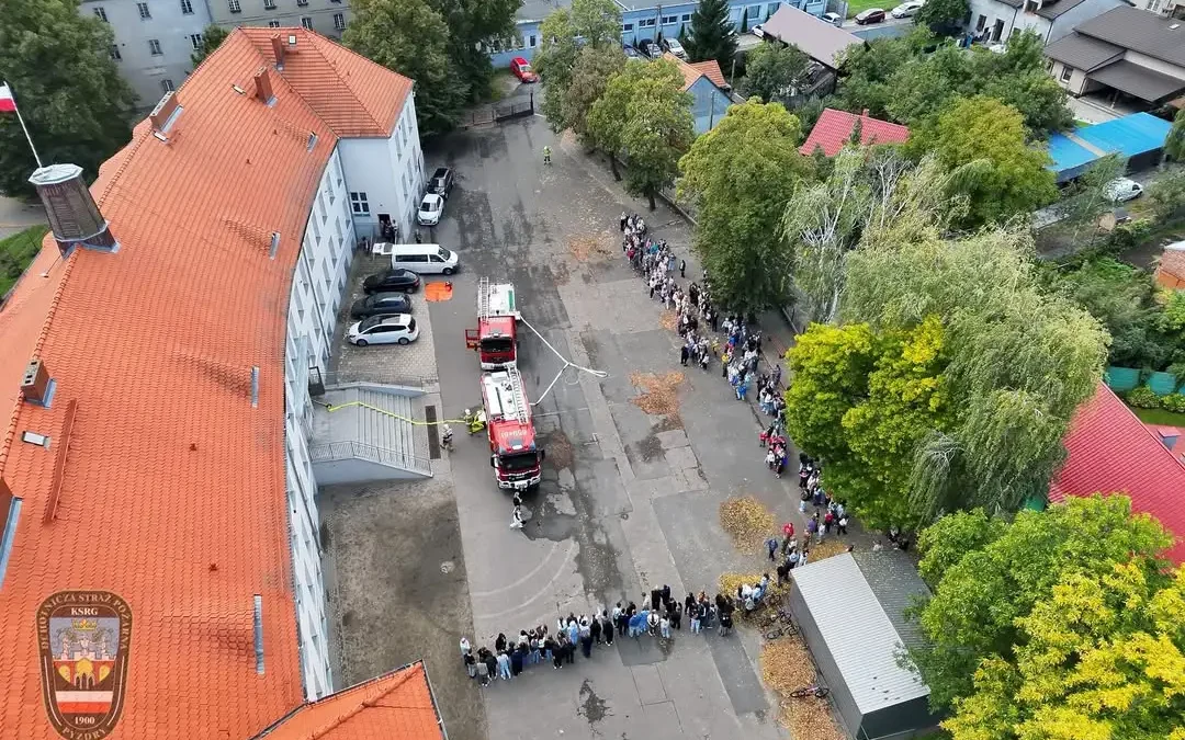 Próbna ewakuacja w Szkole Podstawowej w Pyzdrach z udziałem strażaków OSP
