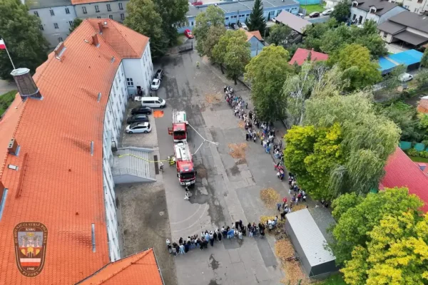 Próbna ewakuacja w Szkole Podstawowej w Pyzdrach z udziałem strażaków OSP